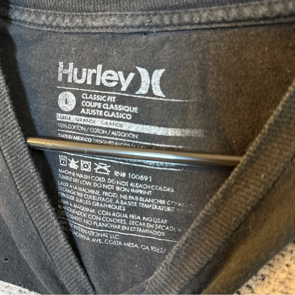 Hurley Black and Blue Graphic Tee, Men’s Classic Fit size‎ Large